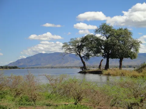 overlooking_lake_and_mountain