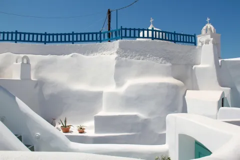 white_buildin_blue_sky