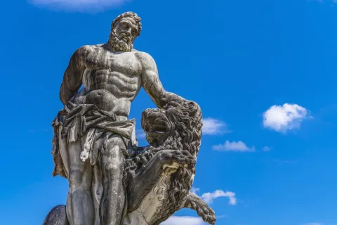 statue